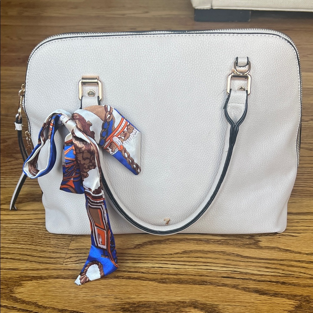 SevenDays Handbag with adjustable strap
